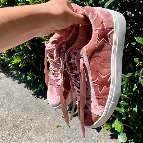 Madden Girl Velvet Star Sneakers Size 7 - Picture 3 of 16